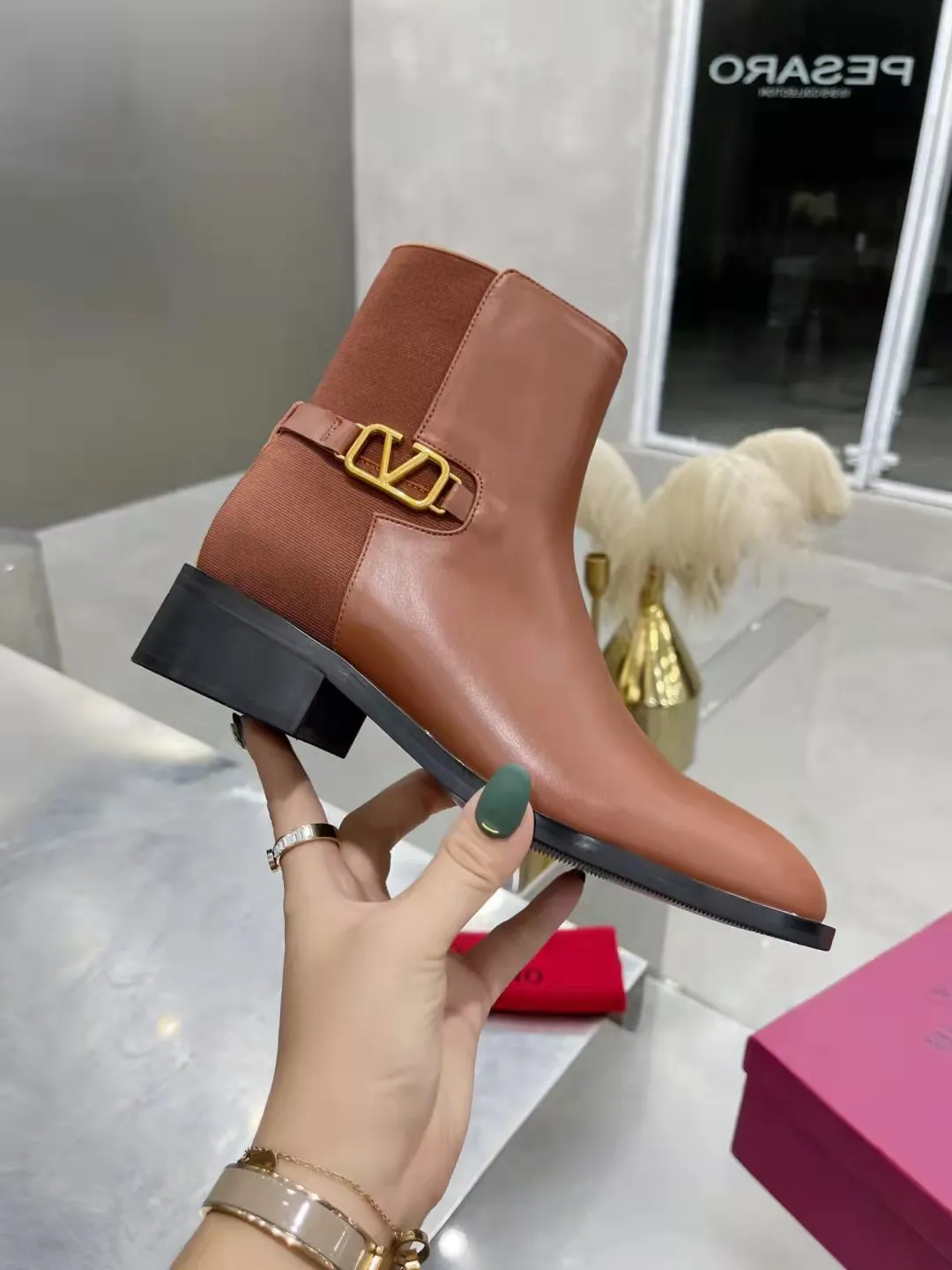 👟👟Ex-factory price 500👟👟 🆕Valentino. Valentino big v-buckle autumn and winter fashion women's boots: comfortable and versatile on the upper feet, showing long legs, fabric: imported first-layer cowhide ⚡The most popular V-buckle ⚡all genuine leather on the inner pads, non-slip and wear-resistant rubber outsole Size: 35−40 (customized size 41)